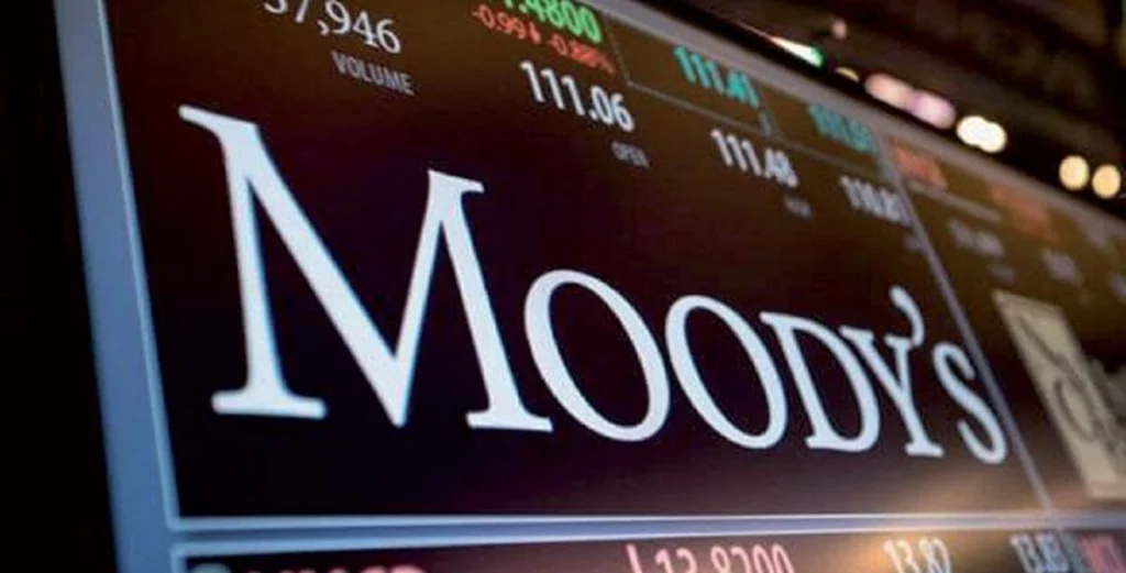 Nom de Moody’s affiché sur un écran d’informations financières.