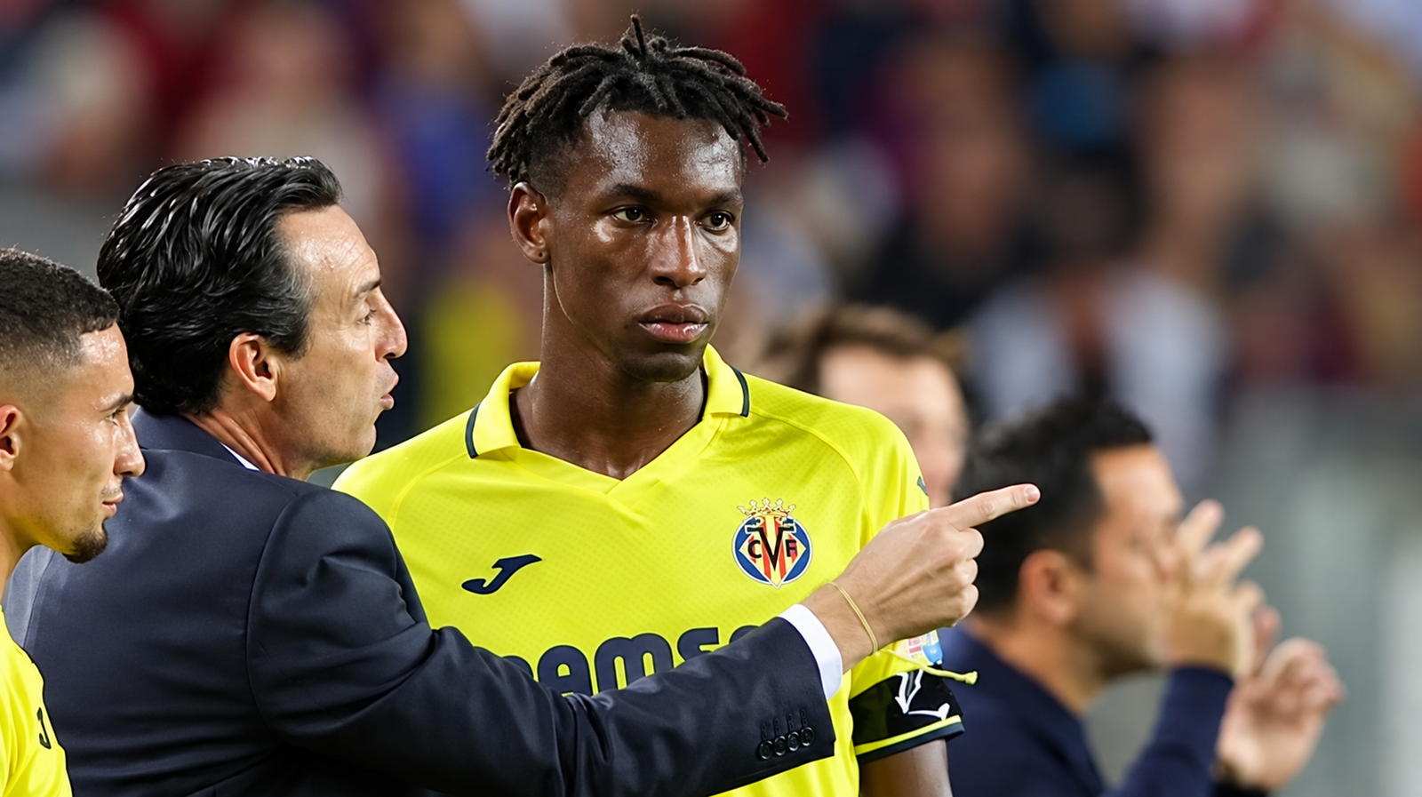 Unai Emery donne des consignes à Nicolas Jackson, sous le maillot de Villarreal.