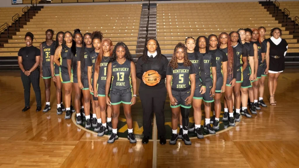L’équipe féminine de basketball de Kentucky State University réunie dans son gymnase.