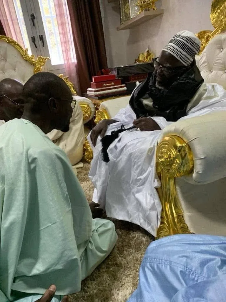 Ousmane Sonko auprès de Serigne Mountakha Mbacké, khalife général des Mourides, à Touba.
