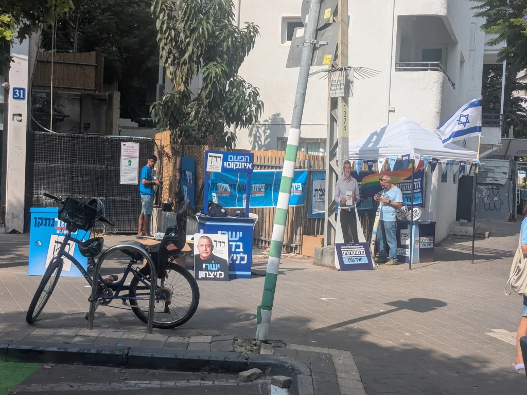 Scène de la journée électorale à Tel-Aviv, le 27 octobre 2026, lors des élections législatives israéliennes