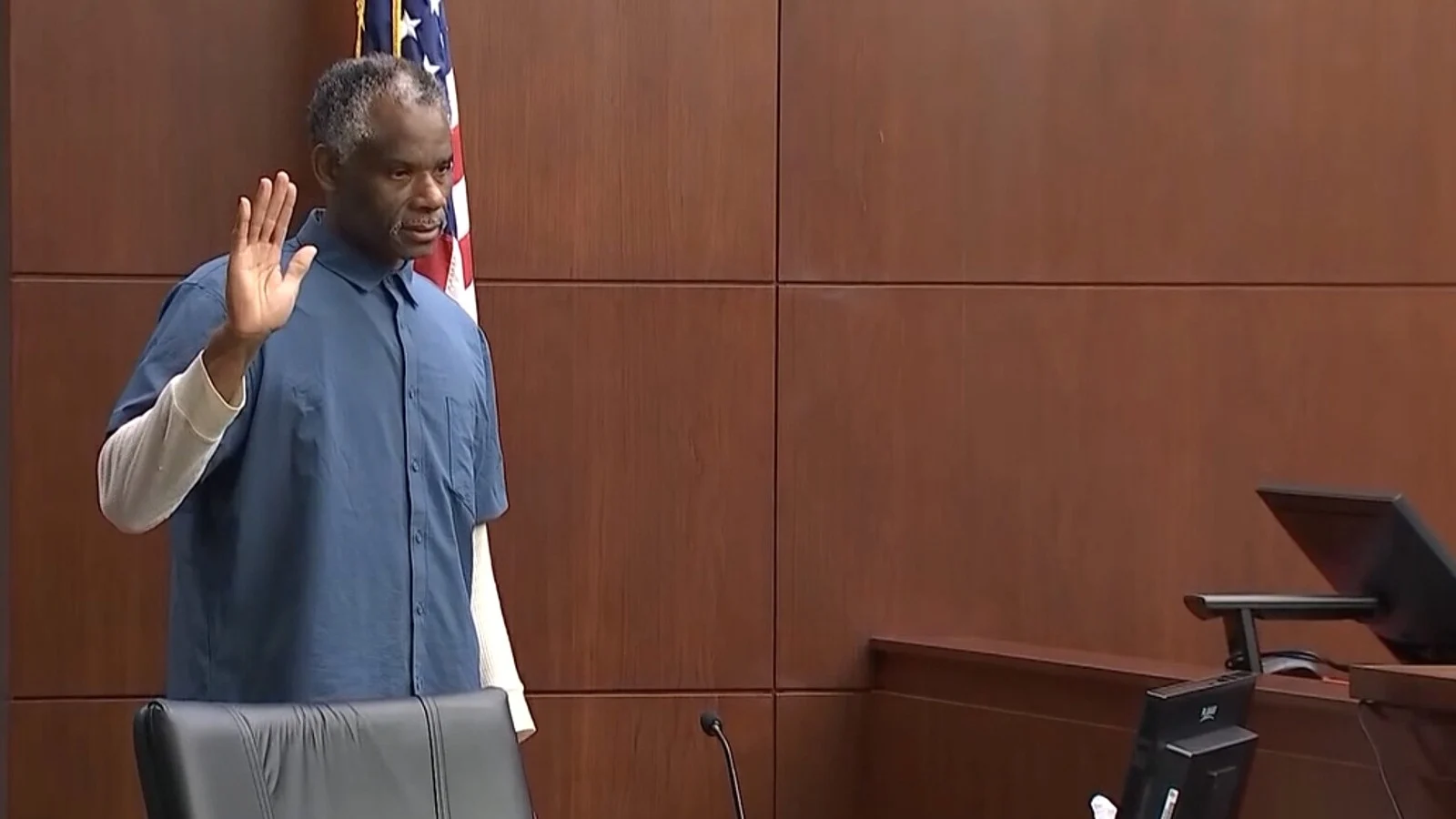 Modou Ngom prenant la parole devant le tribunal du comté de Delaware, dans l’Ohio