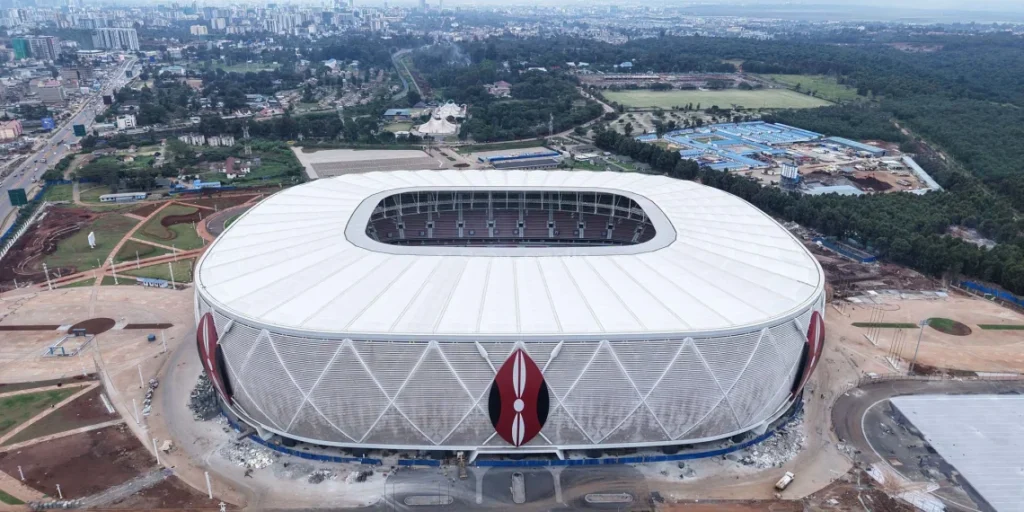 Vue aérienne du stade Raila Odinga en construction à Talanta Sports City, Nairobi, en juin 2026.