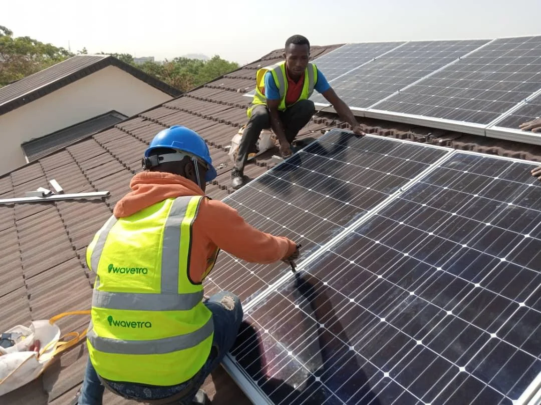 Panneaux solaires sur une installation au Nigeria, photographie d’illustration.
